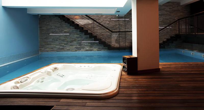 Universal Pools & Spas