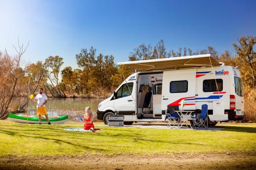 Let's Go Motorhomes: Mile End South